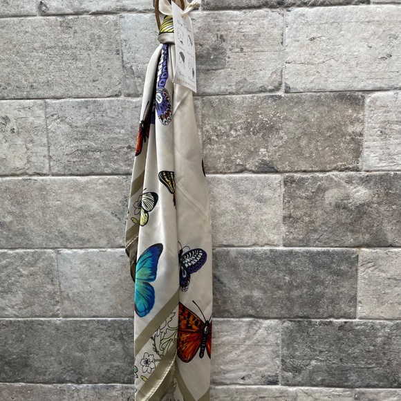 ❤️ ANTHROPOLOGIE BUTTERFLY PRINTED HEAD SCARF PURSE SCARF NEW - Picture 3 of 5